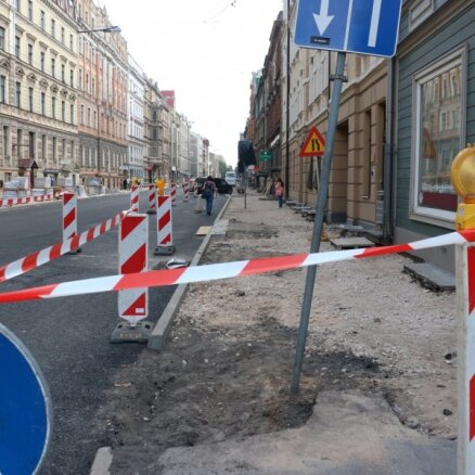 'Uz Ušakova galda jāguļ diviem atlūgumiem' – soctīklotāji nikni par remontdarbu ieilgšanu