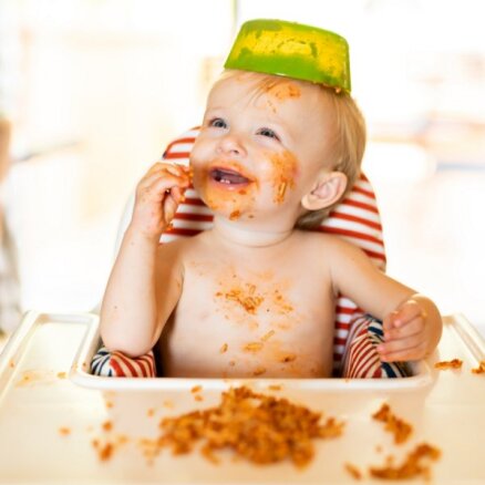 Cukuroti našķi un neļaušana ēst pašam: kļūdas, ko vecāki pieļauj, barojot mazuļus