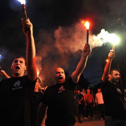 Grieķijā arestē policistu, kurš strādājis par neonacistu miesassargu