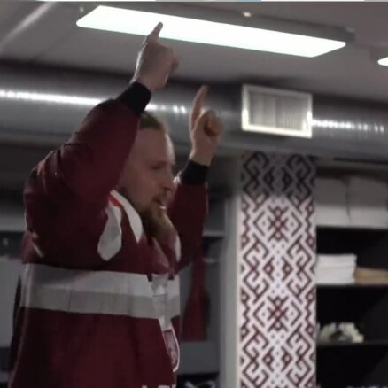 Video: Latvijas hokejisti uzvaru pār Čehiju ģērbtuvē atzīmē 'Labvēlīgā Tipa' dziesmas pavadījumā