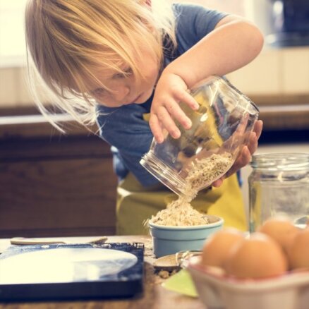 Šeptēties pa virtuvi ar bērnu: galvenie drošības ieteikumi