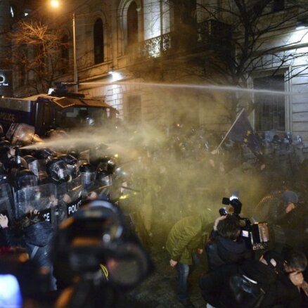 Протесты против грузинского "закона об иноагентах" в Тбилиси сопровождались столкновениями с полицией