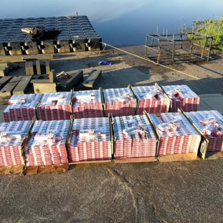 Foto: Robežsargi no likteņupes 'izzvejo' plostu ar 120 tūkstošiem kontrabandas cigarešu