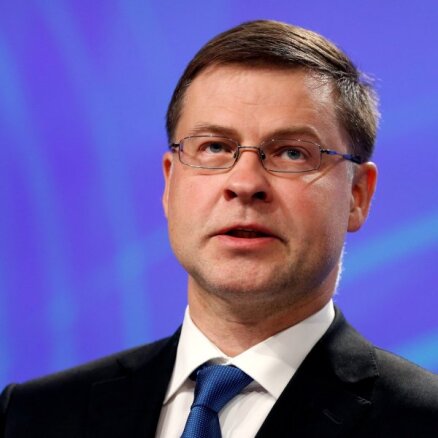 Dombrovskis: ES uz laiku varētu pārskatīt kritēriju valsts parāda apjomam pret IKP