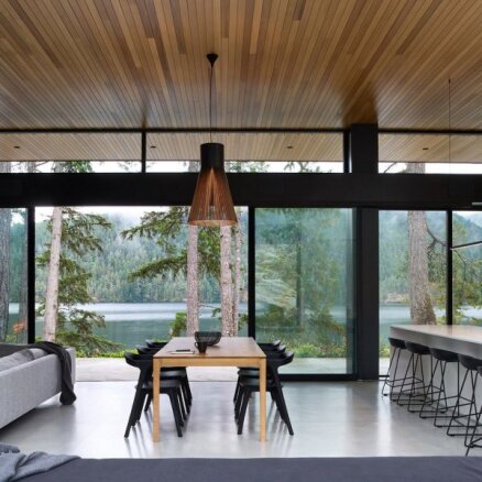 Izjust dabu caur logiem: moderna brīvdienu māja ezera krastā Kanādā
