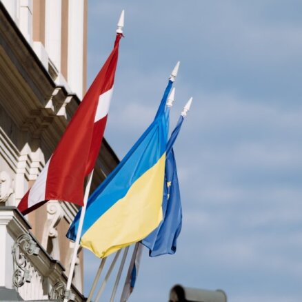 Ukrainas bēgļiem atvieglo darba gaitu uzsākšanu Latvijā; ziedotājiem paplašina nodokļu atlaides