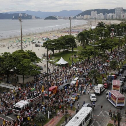 Foto: Brazīlieši Santusas ielās atvadās no leģendārā Pelē