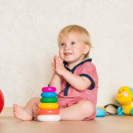 Pētniecība un skaitāmpanti: ieteicamākās rotaļas mazuļiem no 10 līdz 12 mēnešiem
