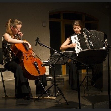 Fotoreportāža: Ksenija Sidorova un Guna Āboltiņa koncertā 'Čella un akordeona burvība'