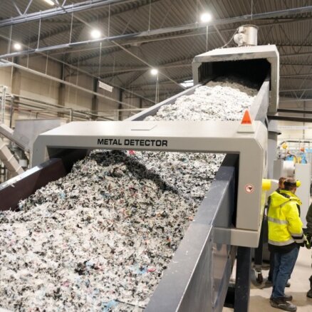 Foto: Ķekavas novadā atklāj plastmasas pārstrādes rūpnīcu