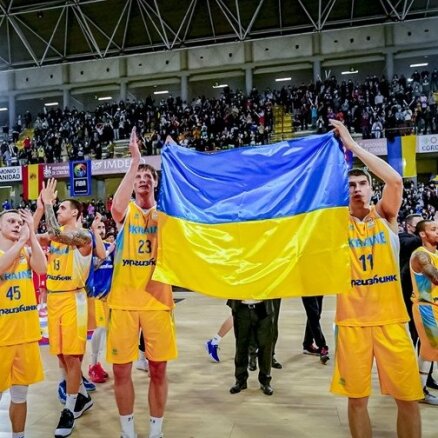 Video: Ukrainas basketbolisti pēc emocionālas spēles Spānijā izpelnās ovācijas