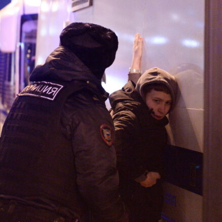 Krievijā protestos pret karu aizturēti gandrīz 1400 cilvēki
