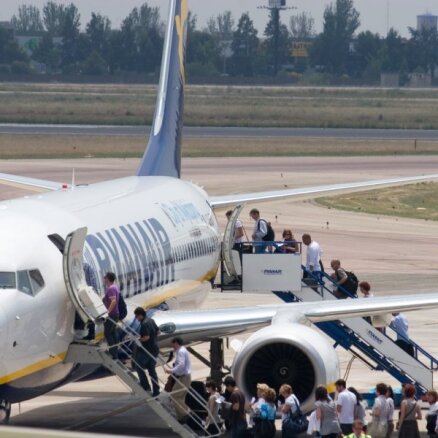 Londonas Stenstedas lidostā saskrienas divas 'Ryanair' lidmašīnas