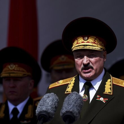 Pēc 9. maija parādes Minskā samazinājusies saslimstība ar 'pneimoniju', apgalvo Lukašenko