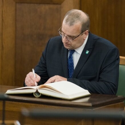 Opozīcijas deputāti lūguši Levitam neizsludināt likumu par labas gribas atlīdzinājumu ebreju kopienai