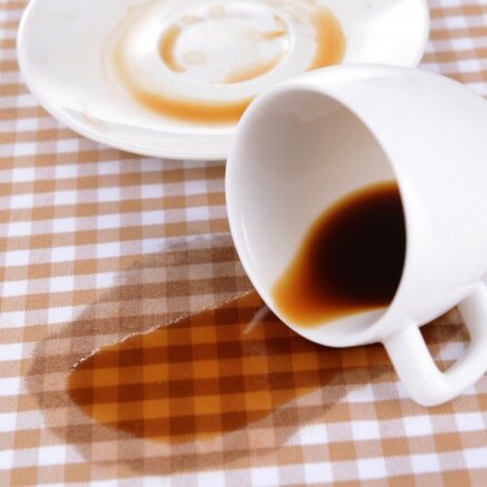 Skāde ar kafijas traipiem – kā tos veiksmīgi izmazgāt