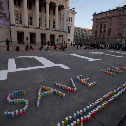Foto: Lielajā Piektdienā pie Nacionālās operas iemirdzas svecītes Ukrainas atbalstam