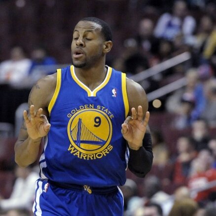 Video: 'Warriors' spēlētājs Iguodala izpilda 'garšīgu' piespēli