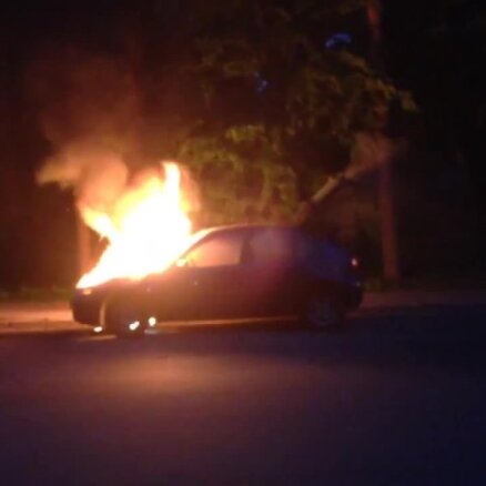 Video: Glābēji Kauguros dzēš liesmu plosītu auto