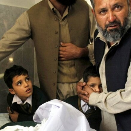 'Taliban' iebrukumā Pakistānas skolā 126 mirušie; mērķis bijis slepkavot