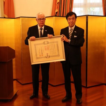 Foto: Raimondam Paulam svinīgā ceremonijā pasniegts Uzlecošās saules ordenis