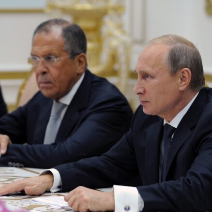 Putina lēmums sākt pilna mēroga karu Ukrainā šokējis Lavrovu, ziņo 'Bellingcat' žurnālists