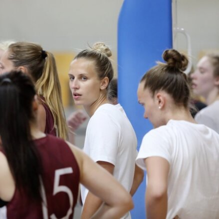 Latvijas sieviešu basketbola izlasē treniņnometni turpina 13 spēlētājas