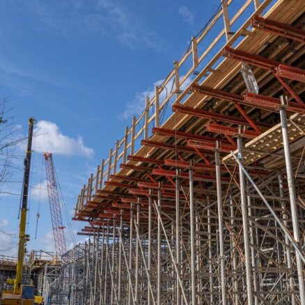 Foto: Sarkandaugavas pārvada būvniecība norit pēc plāna