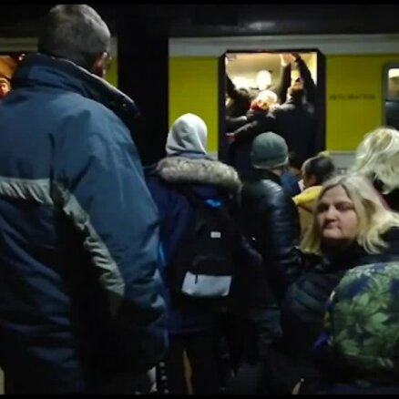 ВИДЕО: "Такое я видела только в фильмах про Индию". Битком набитые электрички не могут тронуться с места