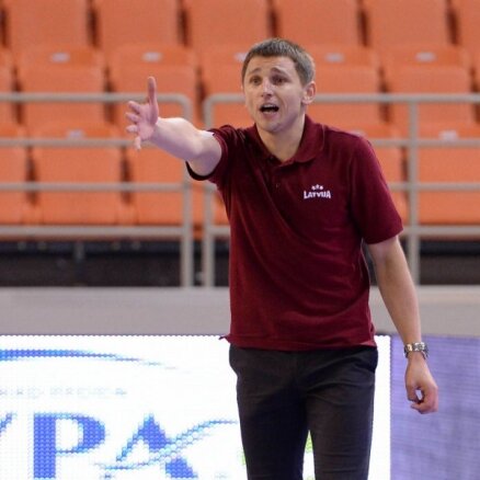 Ar Latvijas U-20 basketbolistu trumpjiem uzvarai pagaidām nepietiek, saka treneris Mazurs