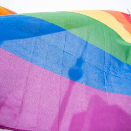 'Starp pieteicējiem pastāv ģimenes attiecības' – tiesa apmierina viendzimuma pāra pieteikumu (plkst. 12:35)