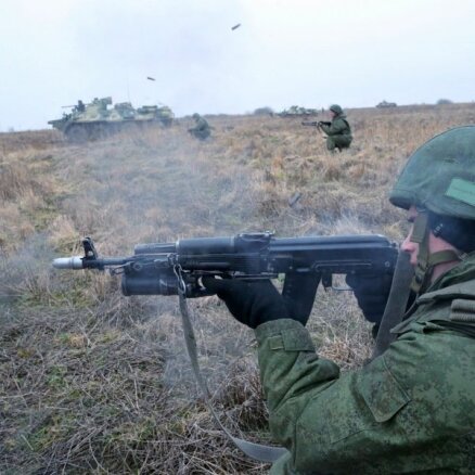 Krievijas mācības pie Ukrainas robežām rada draudus, paziņo NATO