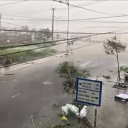 Video: Vjetnamā plosās pēdējo 16 gadu laikā spēcīgākais taifūns