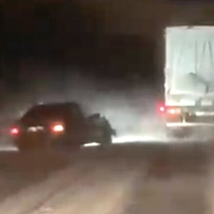 Video: Divi BMW driftējot apzināti bloķē kravas auto uz Ķekavas autoceļa