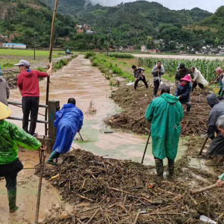 Ķīnā lietusgāžu izraisītos plūdos un zemes nogruvumos gājuši bojā 15 cilvēki