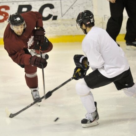 Foto: Latvijas hokeja izlase aizvada treniņspēli