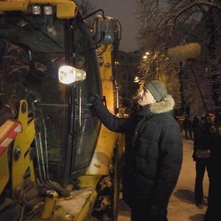 Vladimirs Kļičko uz barikādēm apstādina traktoru