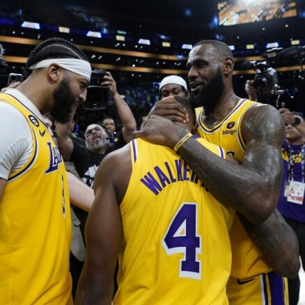 'Lakers' nostāda čempioni 'Warriors' bezdibeņa malā
