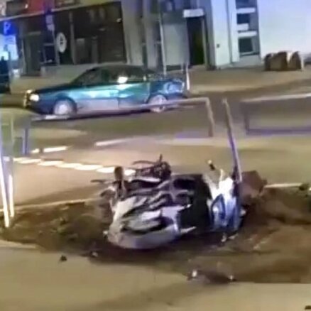 Ogrē motocikls sadūries ar automobili; divi cietušie hospitalizēti