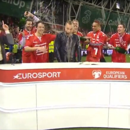 Video: Dāņi jestri nosvin panākumu - 'Eurosport' komentētājs saņem alus dušu