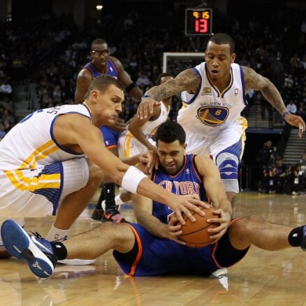 Biedriņa 'Warriors' NBA  spēlē pārspēj 'Knicks'