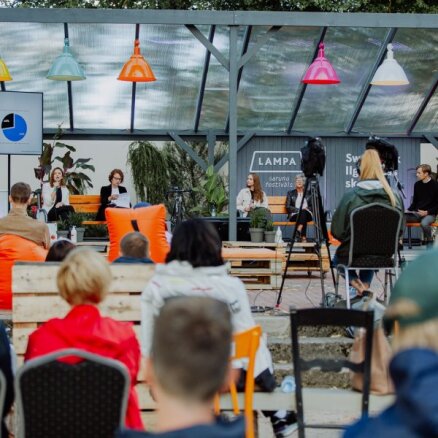 Foto: Festivāls 'Lampa' septīto reizi ar sarunām iededza gaismu