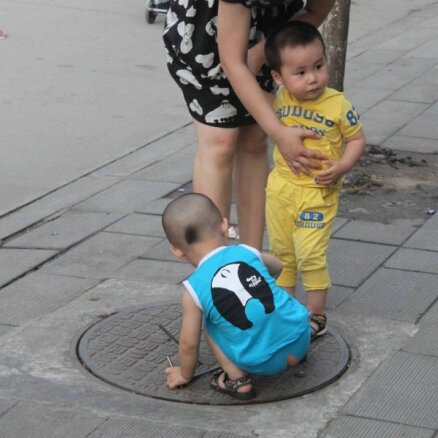 Kāpēc ķīniešu bērni nekad nepietaisa bikses?