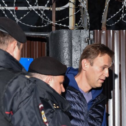 Навального задержали на выходе из спецприемника после 30 суток ареста