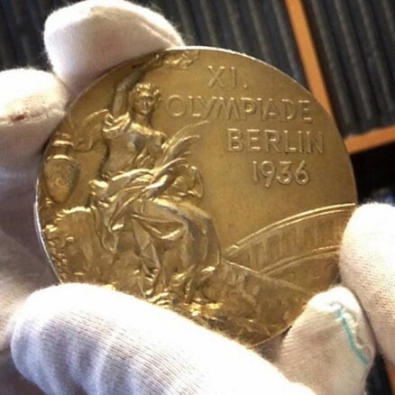 Džeses Ovensa olimpisko zelta medaļu nosola par pusotru miljonu