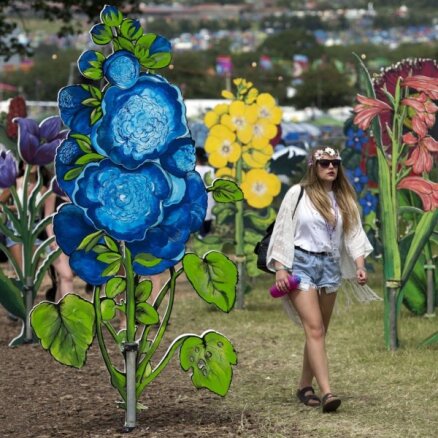 'Puķu bērni', teltis, alus un 'gumijnieki' - Glastonberijā sarodas pirmie festivāla fani