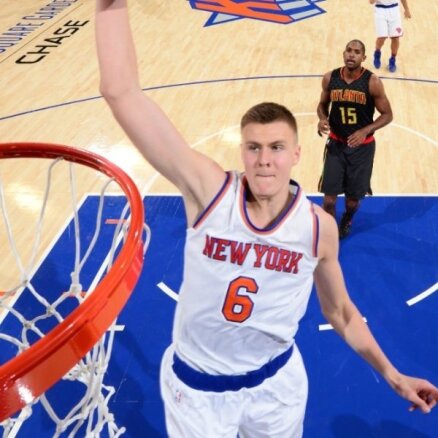 Porziņģa NBA karjeras otrais 'double-double' neglābj 'Knicks' no zaudējuma