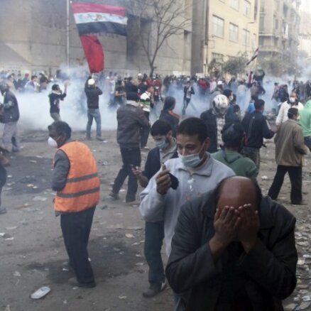 Ēģiptē turpinās nemieri ; armija sargā policistus no demonstrantiem