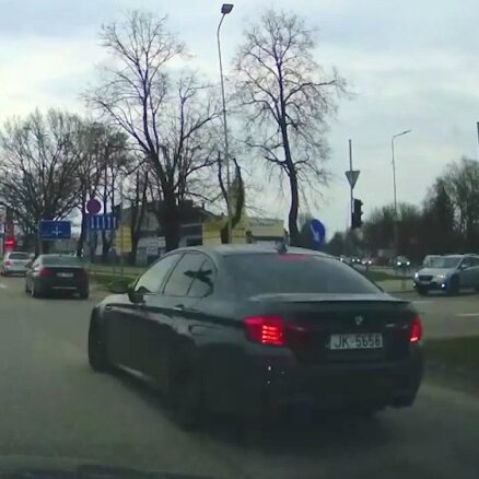 Video: Jelgavā divi BMW steidz pār luksofora sarkano gaismu