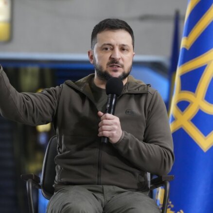Ukraiņu aizstāvji Severodoneckā cīnās par katru pilsētas metru, saka Zelenskis